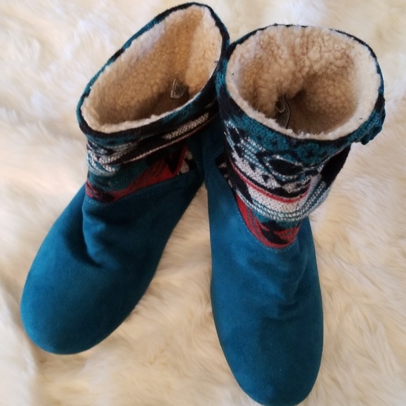 BearPaw Shoes - NWOT Bearpaw suede booties